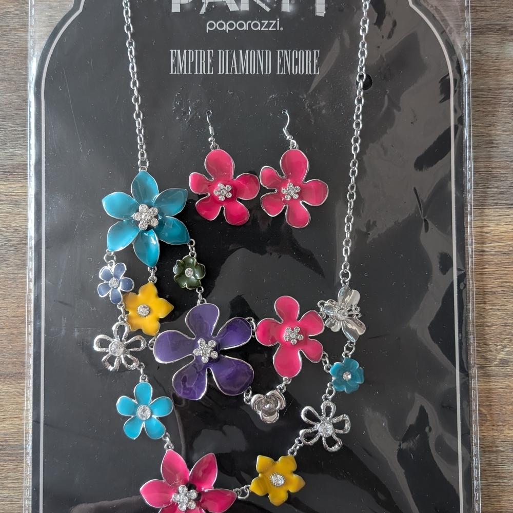 PAPARAZZI ACCESSORIES ZI NECKLACE MULTI FLOWER SILVER TONE EMPIRE DIAMOND ENCORE